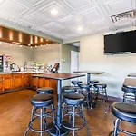 Econo Lodge University
