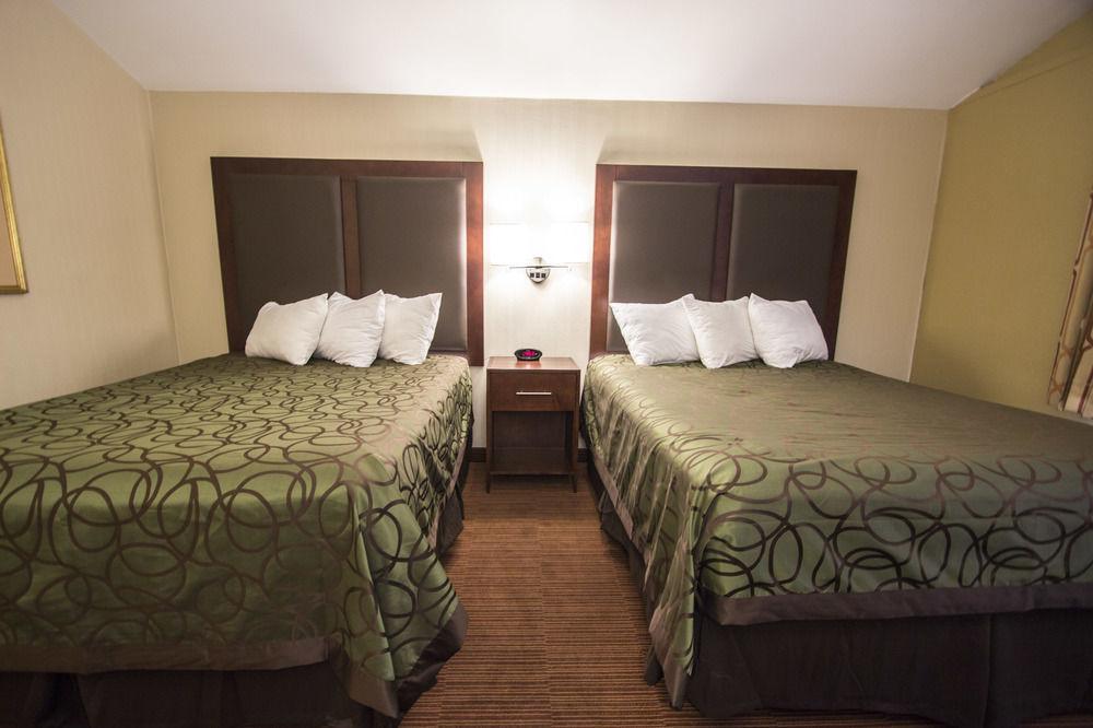 Econo Motel 2*
