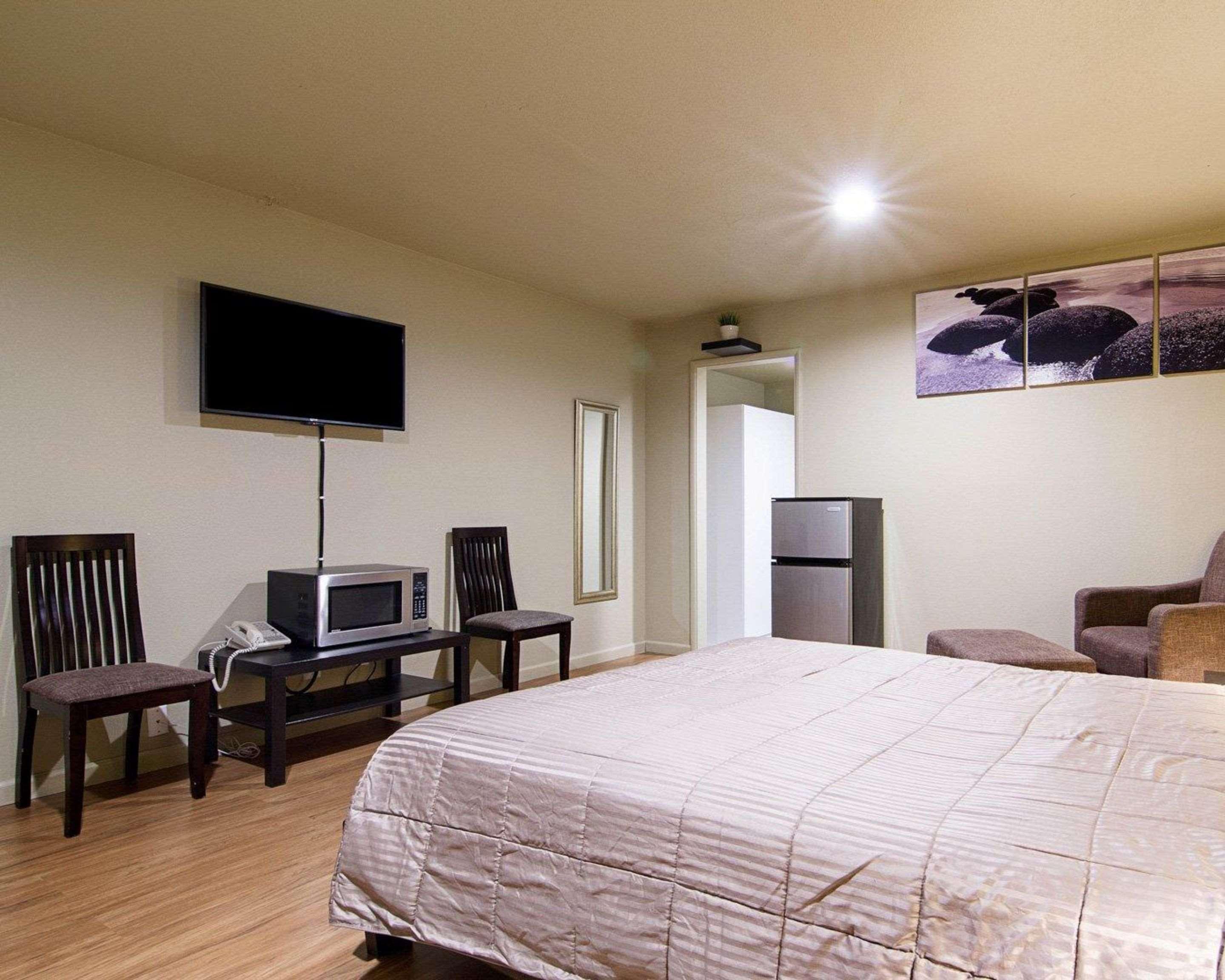 Rodeway East Route 66 Inn 2*
