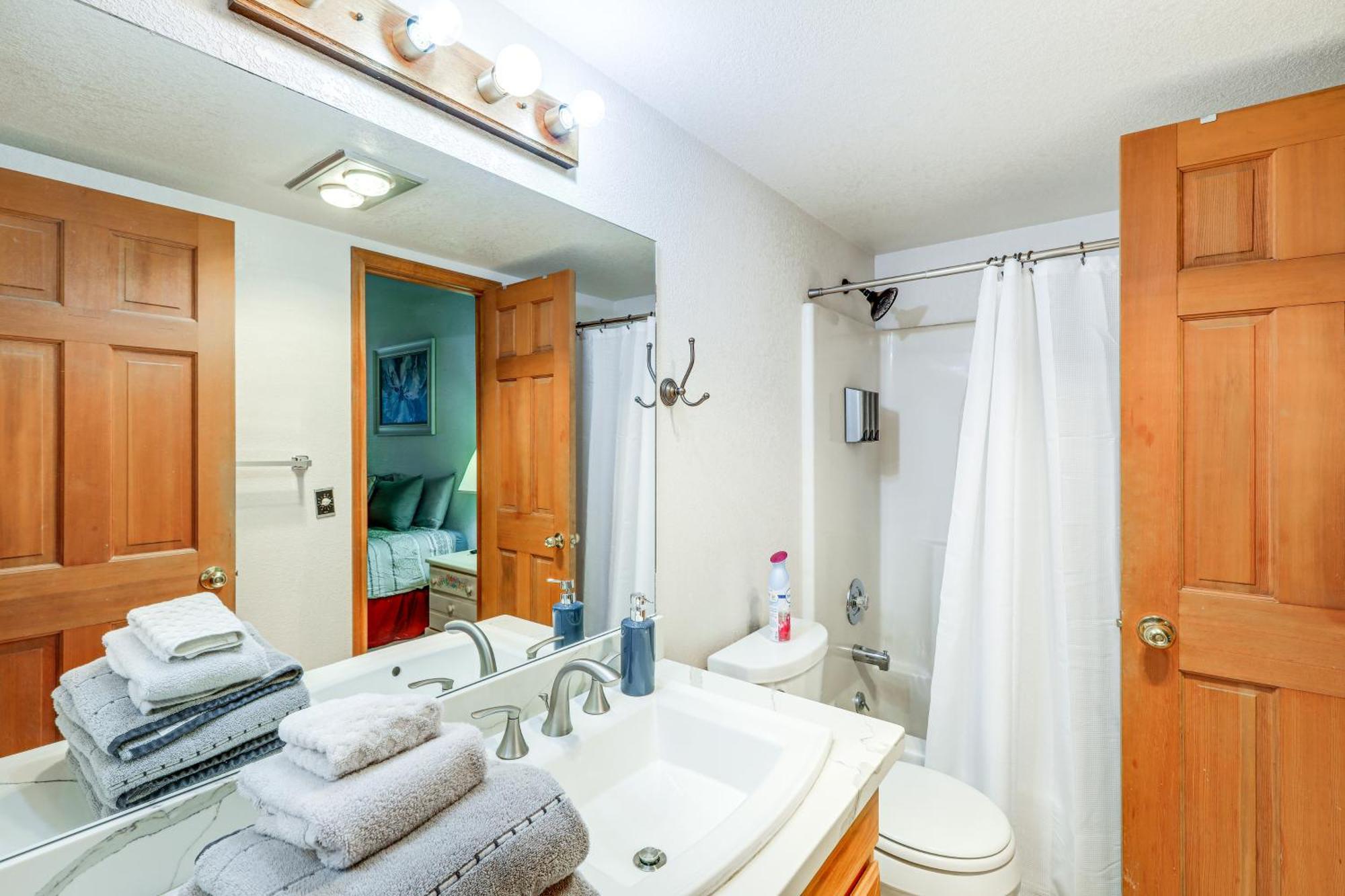 Cozy Retreat With Balcony And Pool Access! *