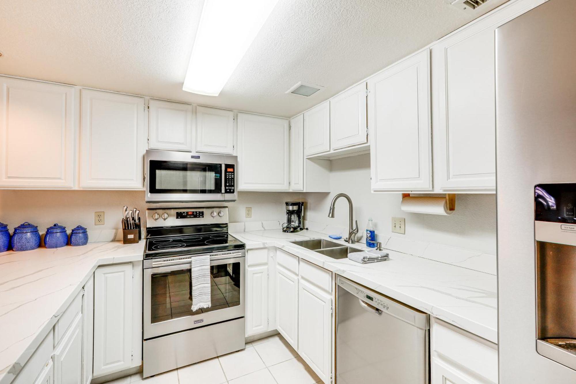 Apartment Cozy Retreat With Balcony And Pool Access!