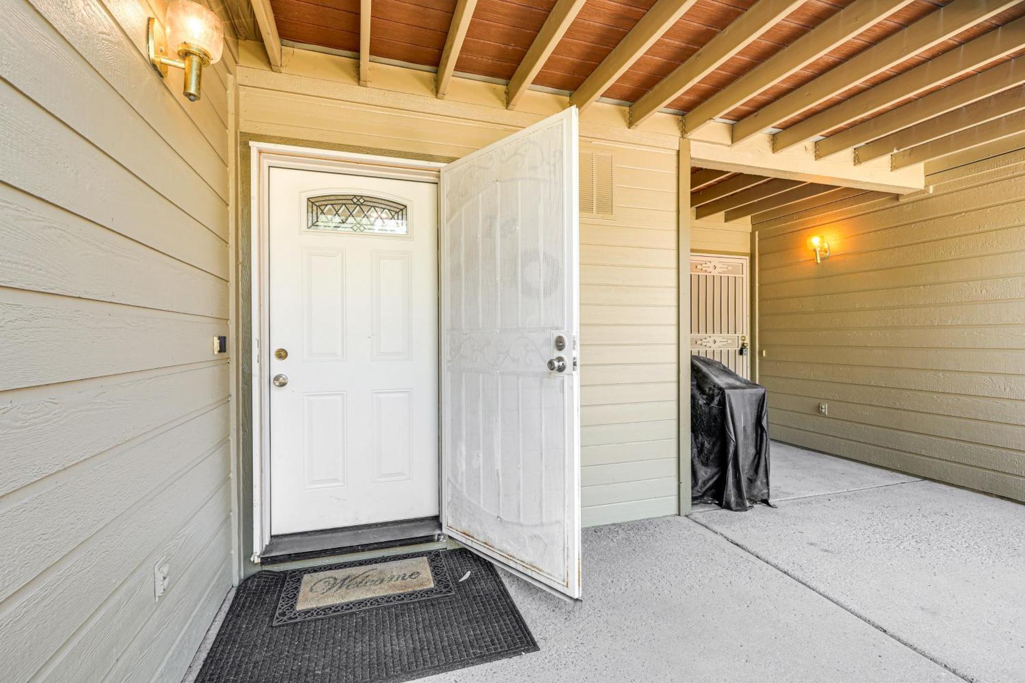 Quaint With Balcony About 6 Mi To Dtwn! *