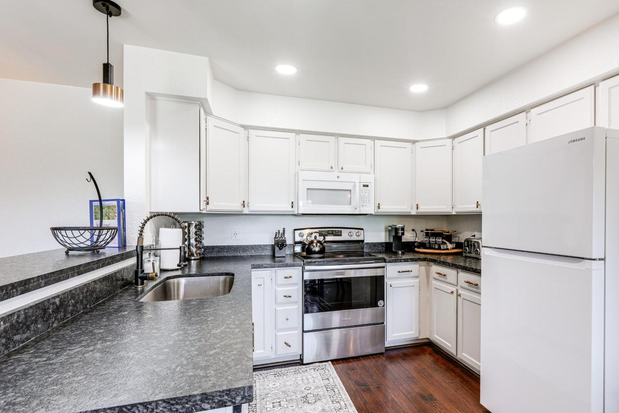 Apartment Quaint With Balcony About 6 Mi To Dtwn! *