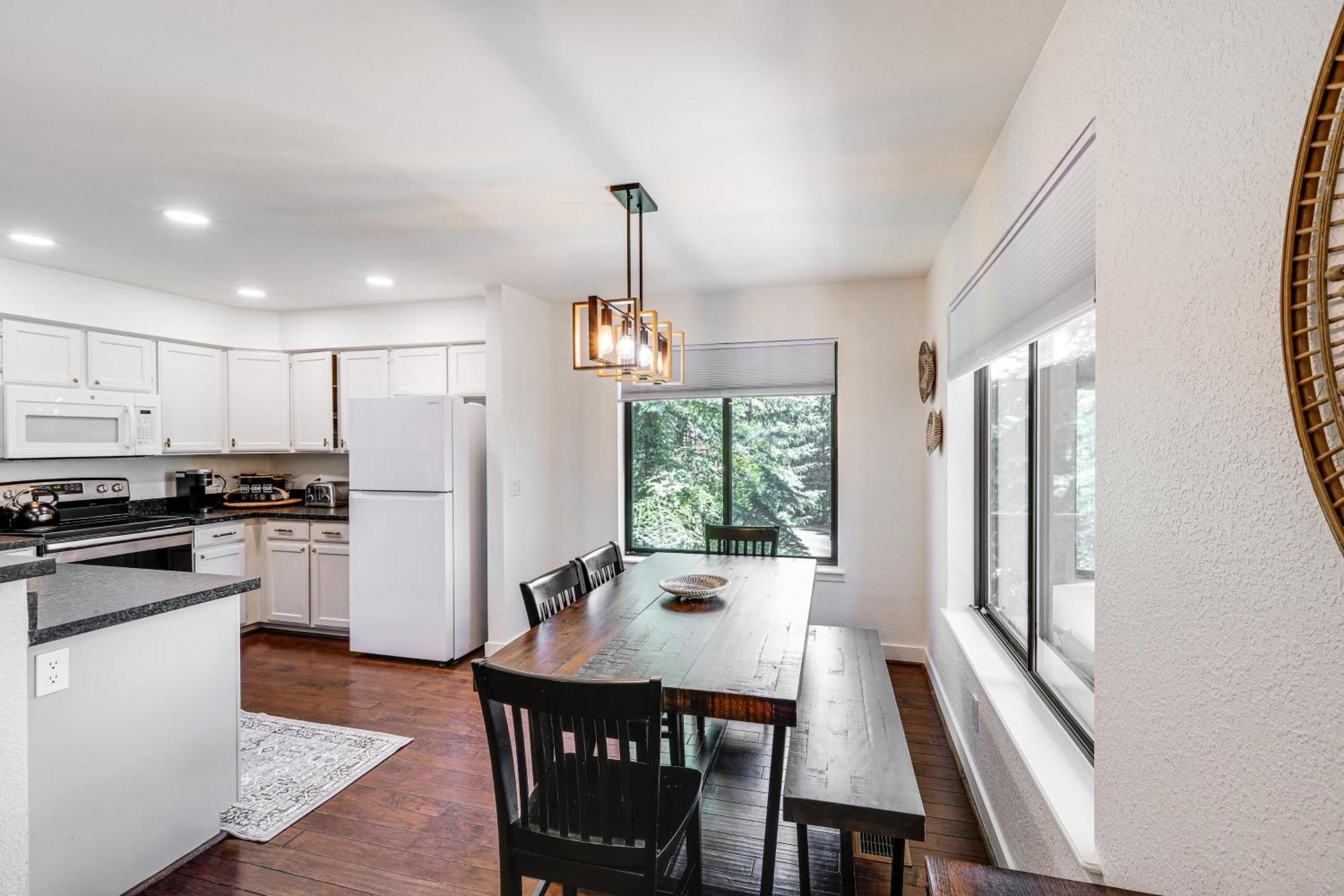 Apartment Quaint With Balcony About 6 Mi To Dtwn! *