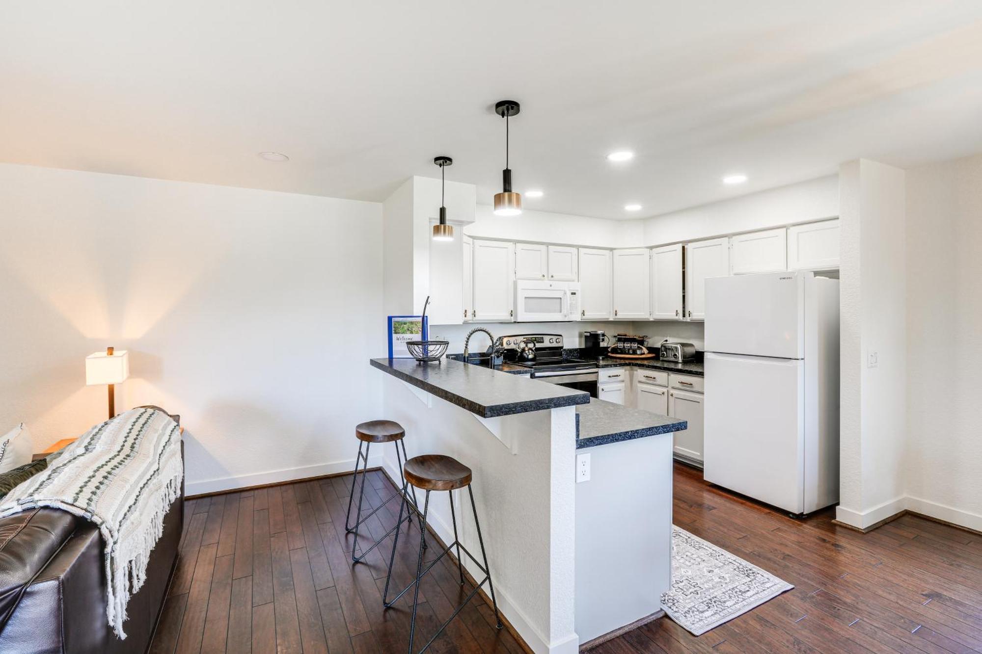Apartment Quaint With Balcony About 6 Mi To Dtwn!