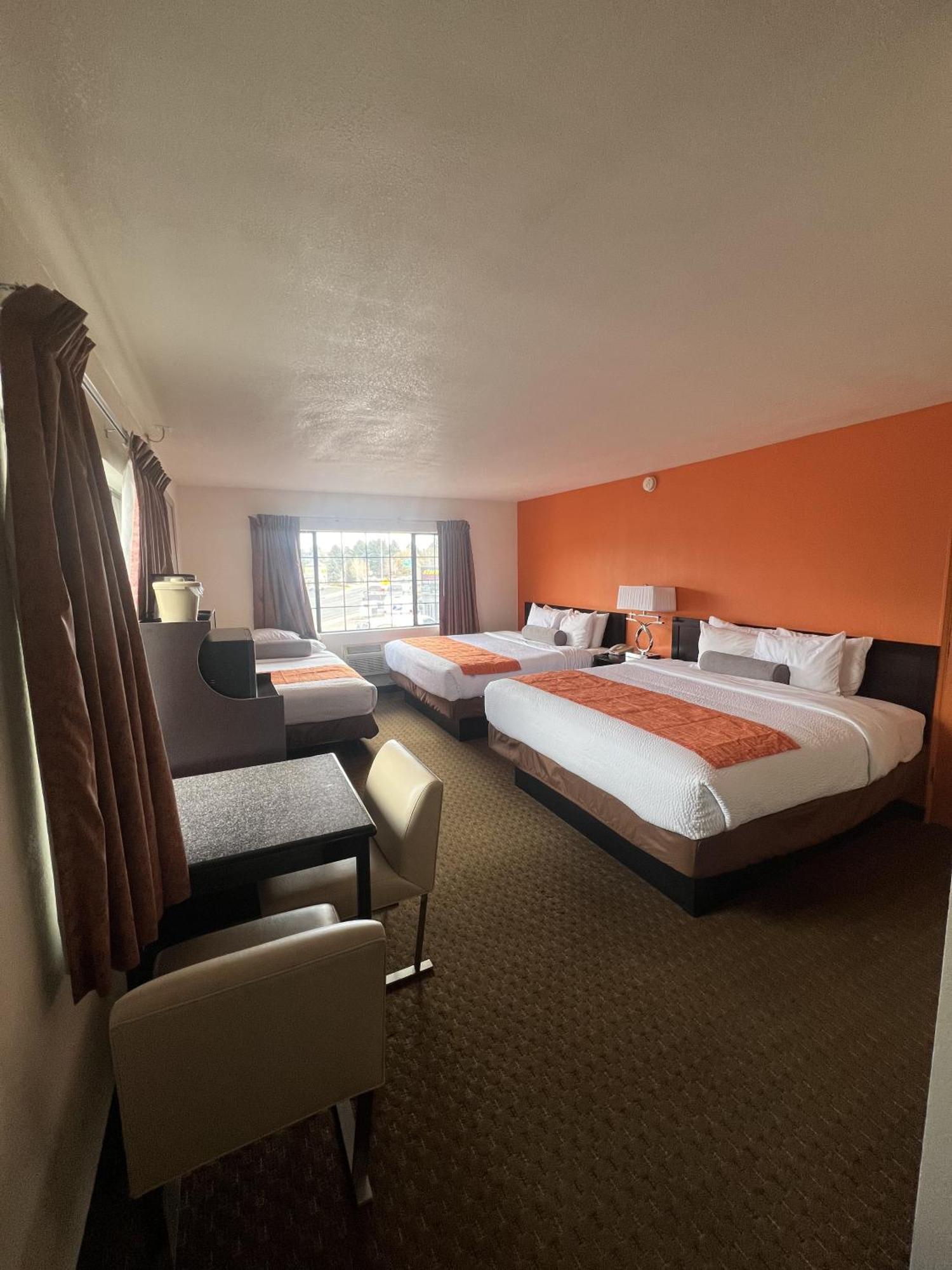 Howard Johnson By Wyndham West 2*