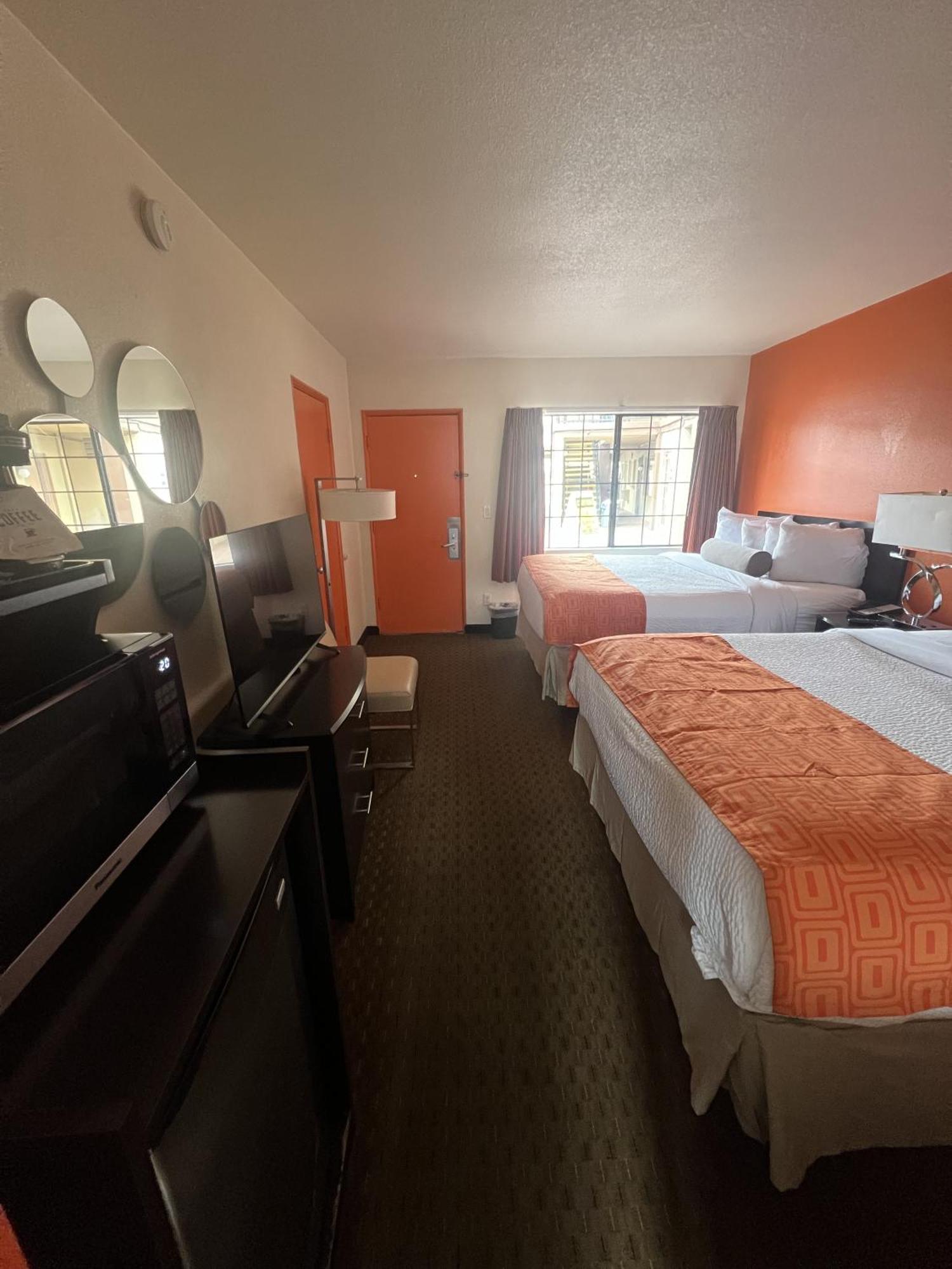 Howard Johnson By Wyndham West Motel