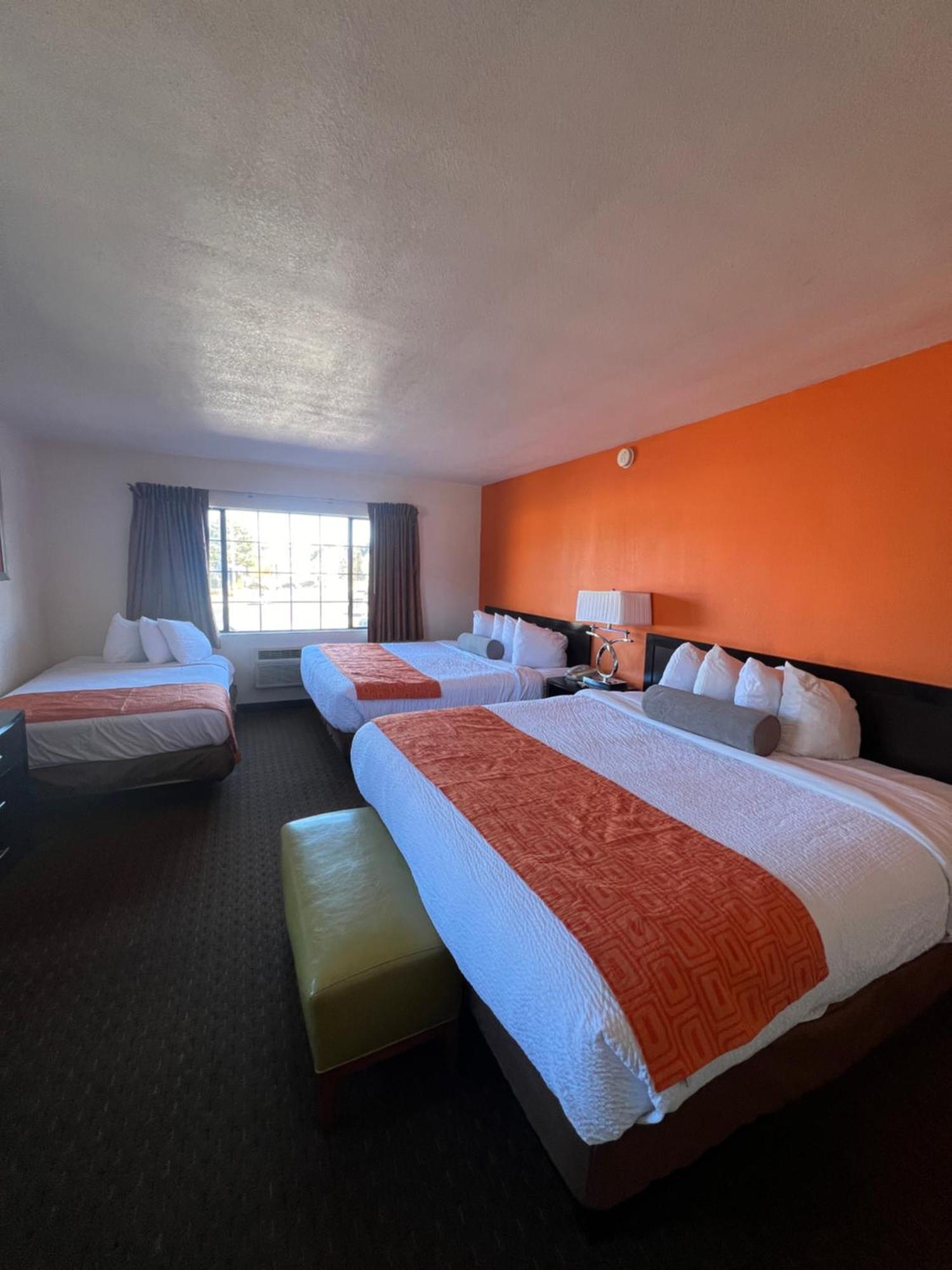 Howard Johnson By Wyndham West Motel