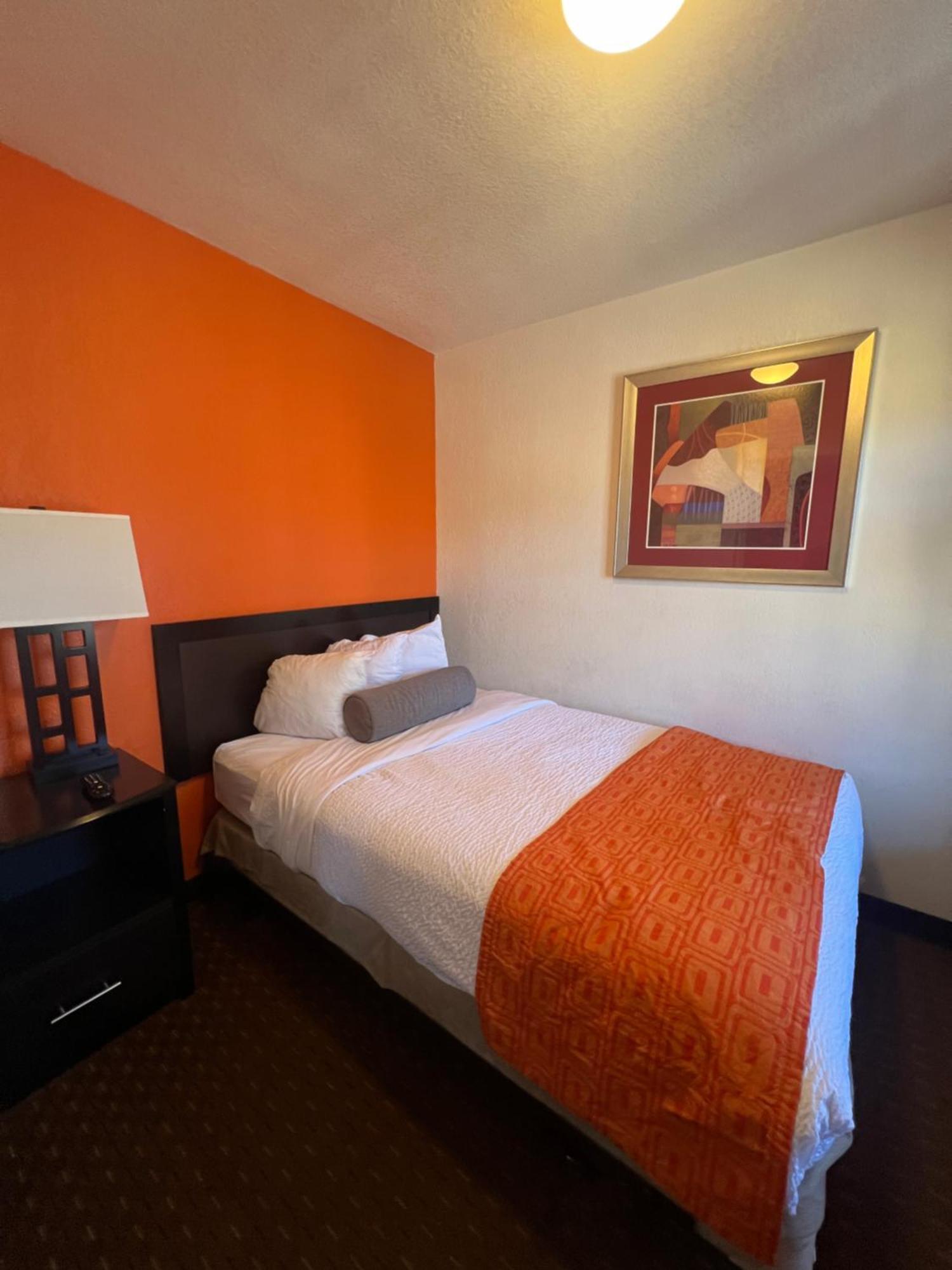 Howard Johnson By Wyndham West Motel