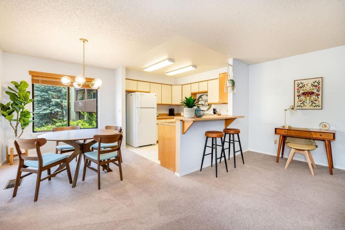Mid-century Mtn Apartment *