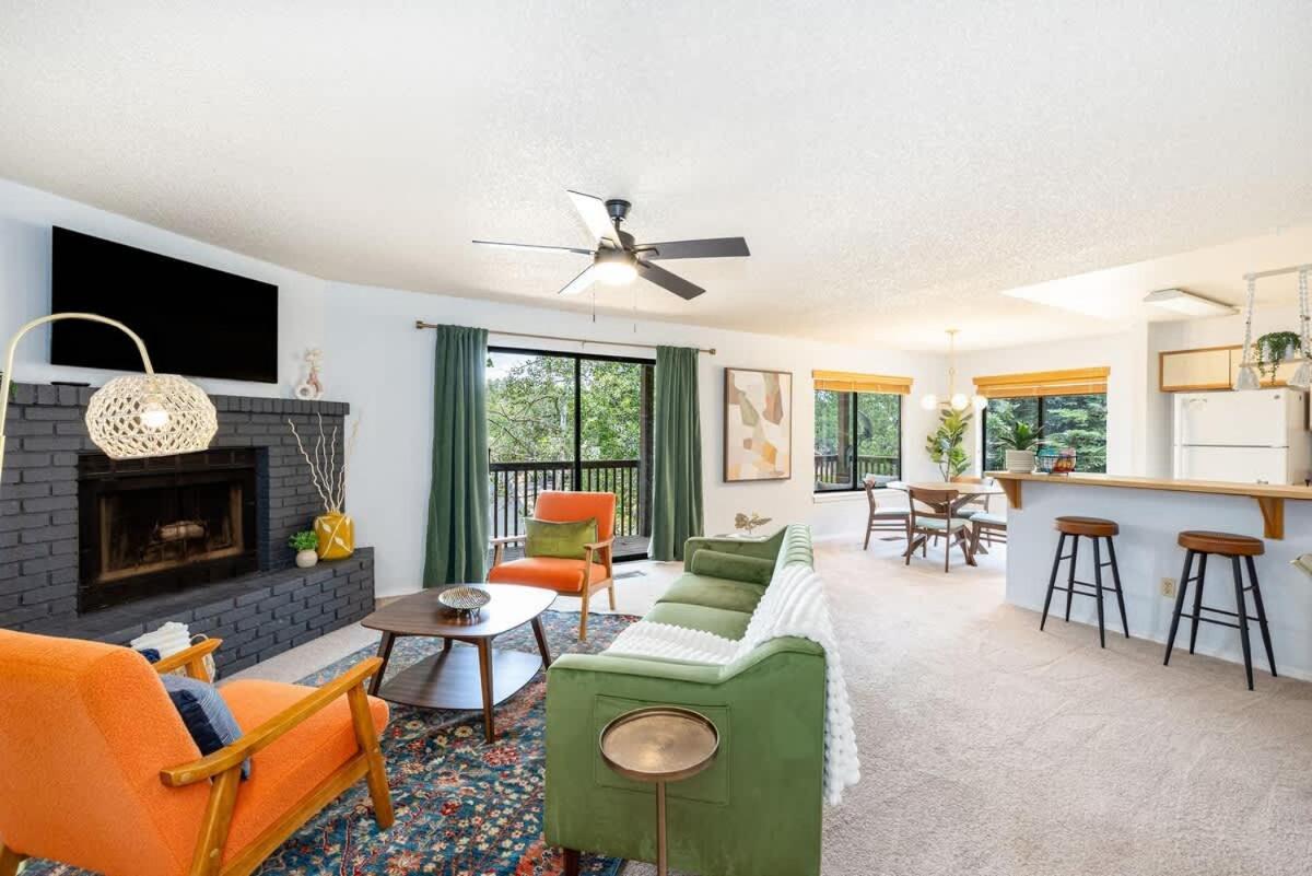 Mid-century Mtn Apartment