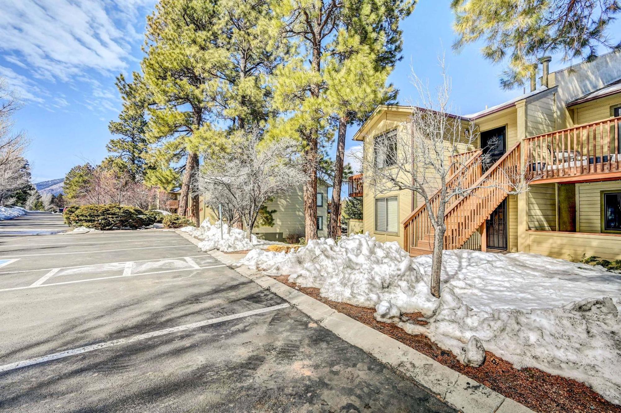 Apartment With Balcony In Golf Community!