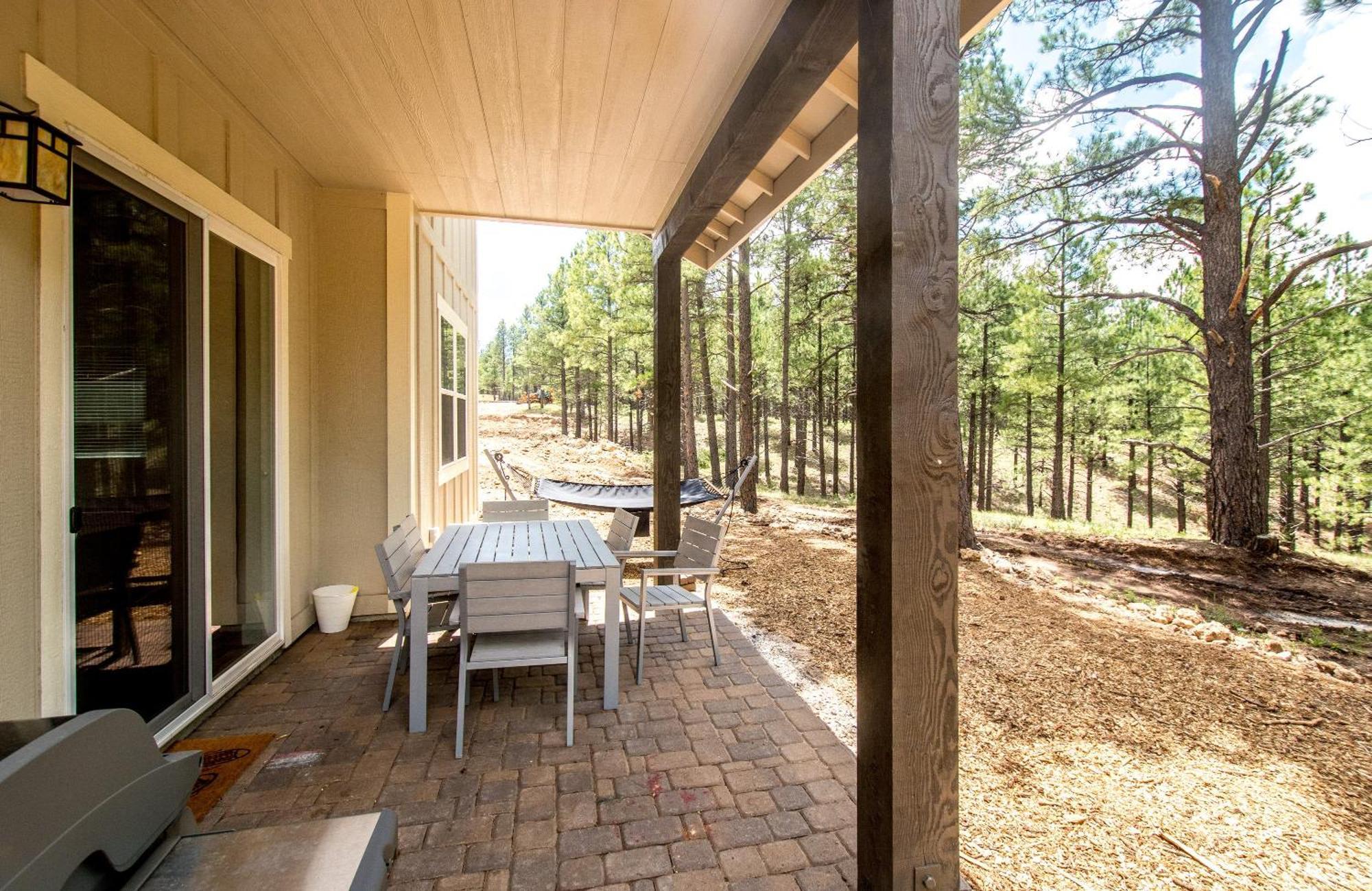 Villa Chic Stylish 4 Bedroom Newly Built Town-home Perfect Location *
