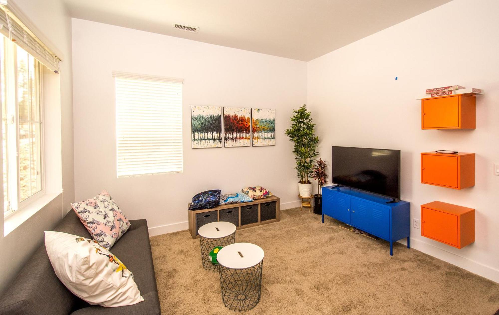 Villa Chic Stylish 4 Bedroom Newly Built Town-home Perfect Location *
