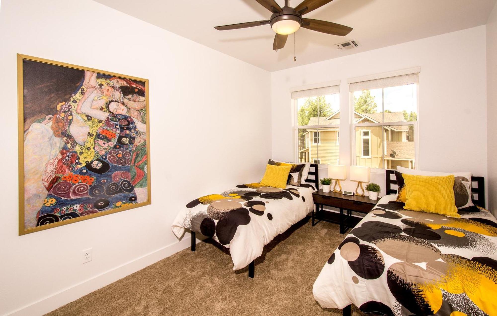 Chic Stylish 4 Bedroom Newly Built Town-home Perfect Location Villa Flagstaff