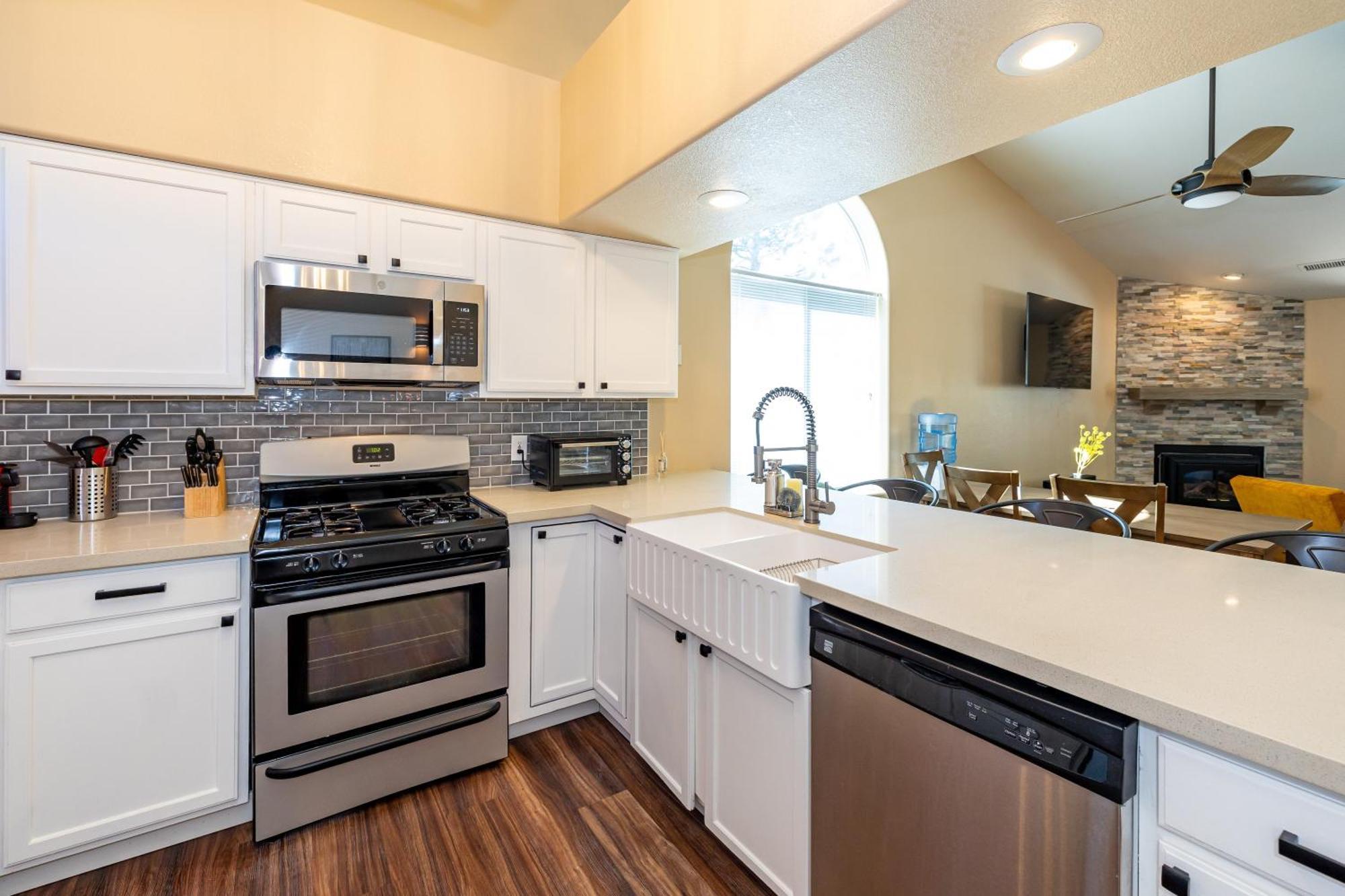 Mountain Jewel Modern Townhome In The Pines Great Location Near Downtown