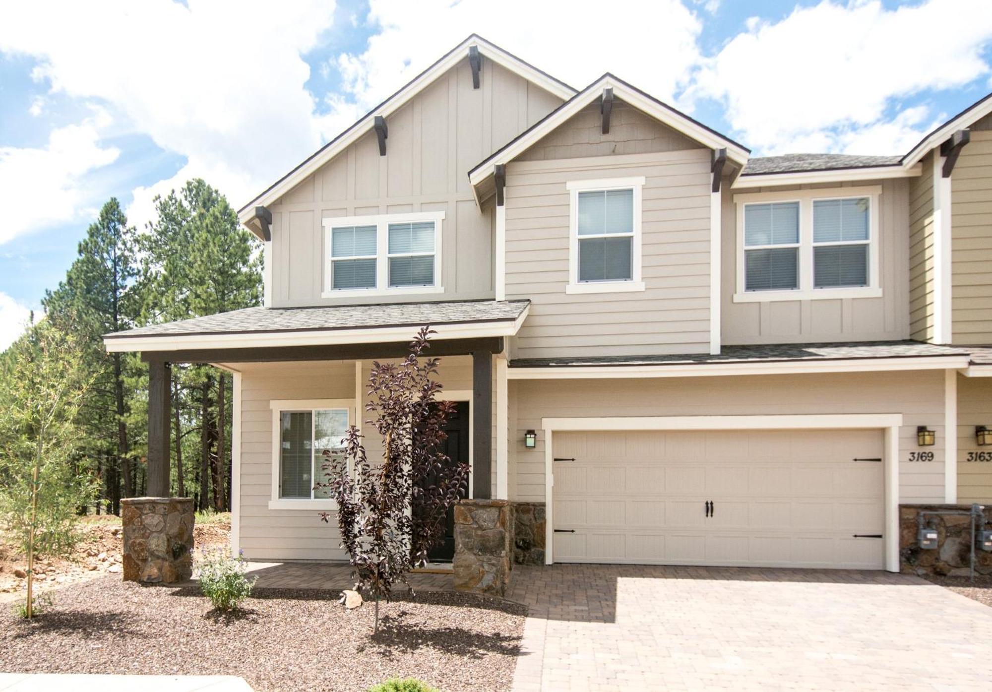 Chic Stylish 4 Bedroom Newly Built Town-home Perfect Location Villa *