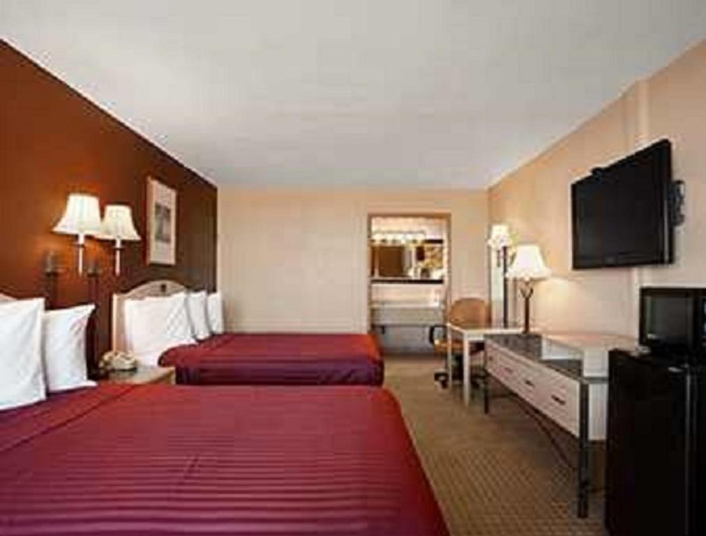 Travelodge - Nau Conference Center Motel 3*