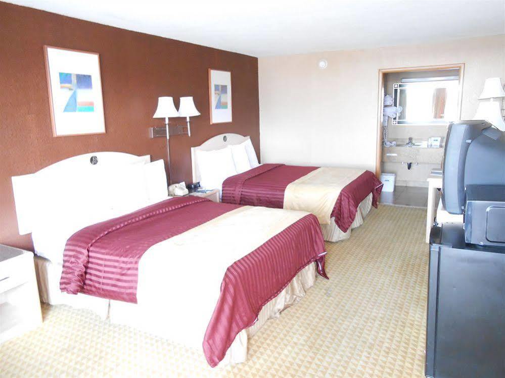 Travelodge - Nau Conference Center Motel 3*