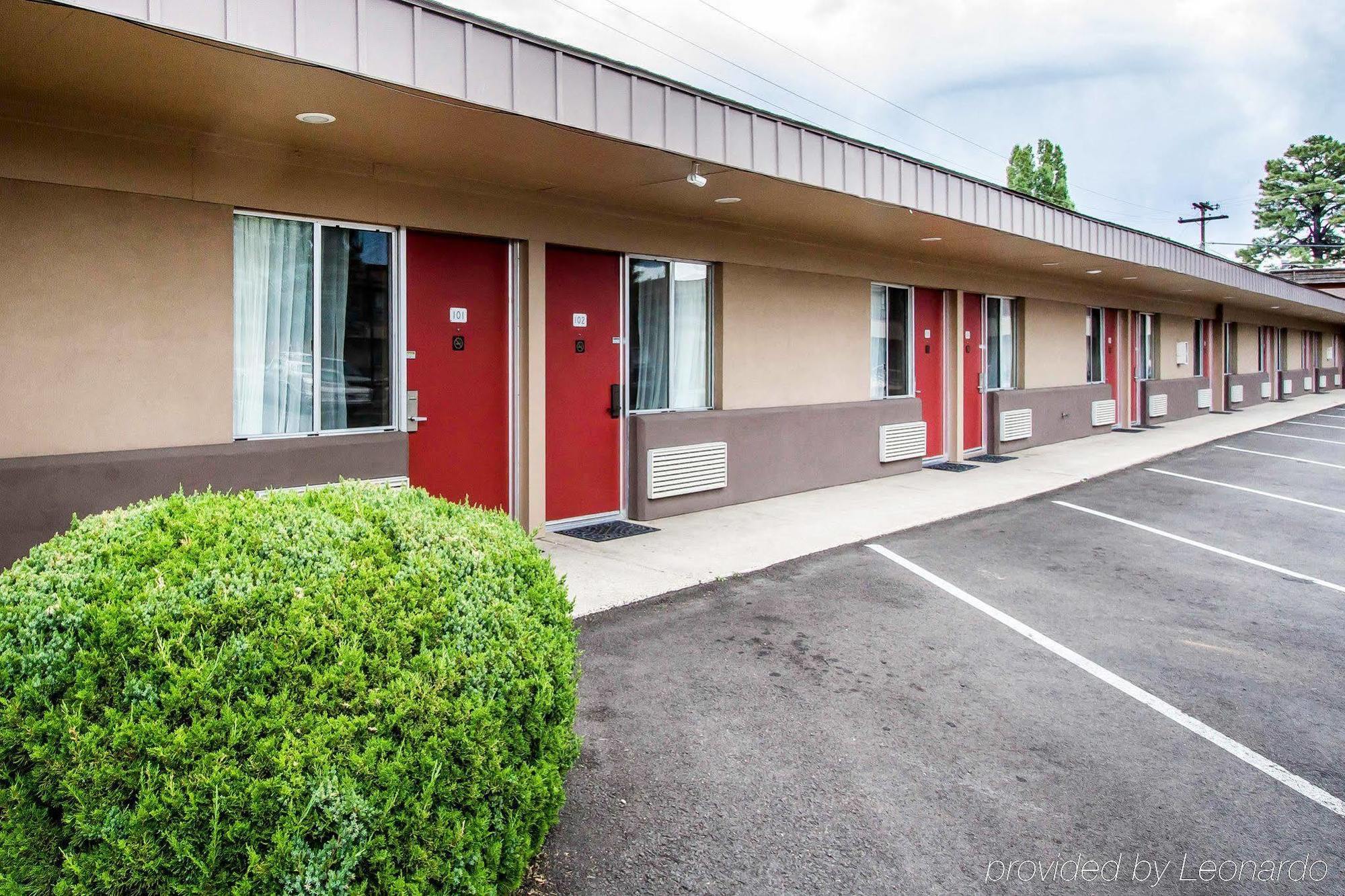 Econo Motel 2*