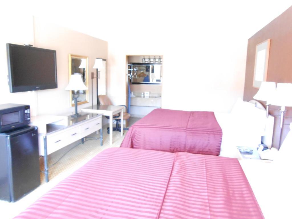 Travelodge - Nau Conference Center Motel 3*