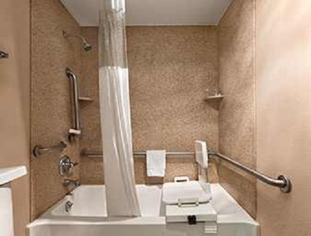 Travelodge - Nau Conference Center 3*