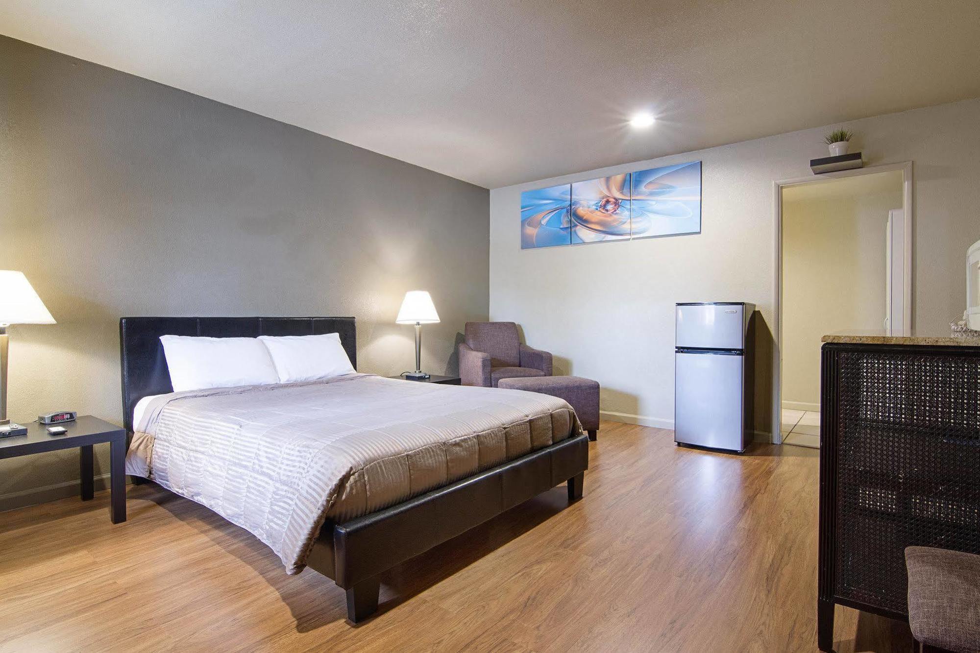 Rodeway East Route 66 Inn 2*