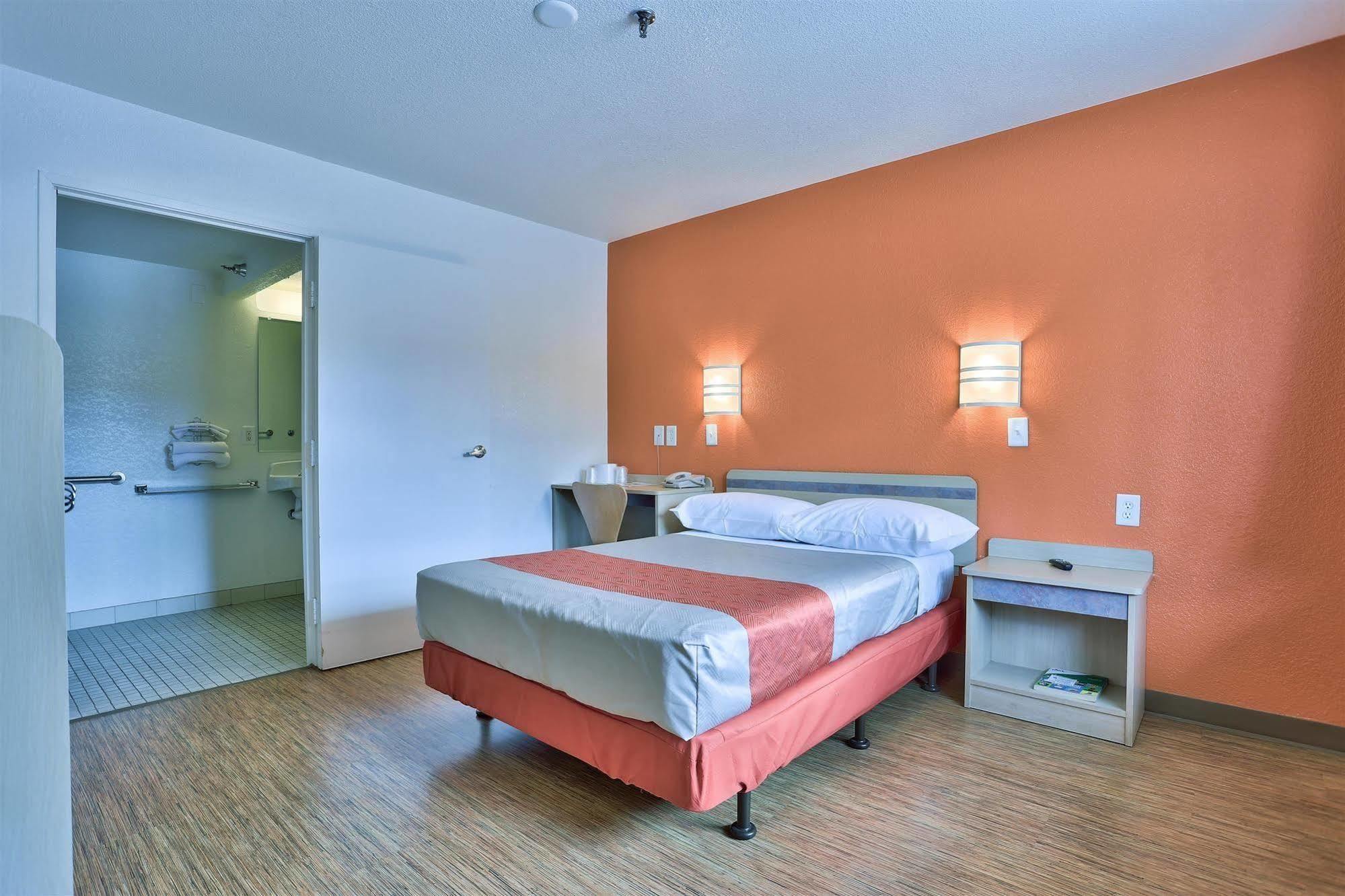 Hotel 6-flagstaff, Az - West - Woodland Village 2*